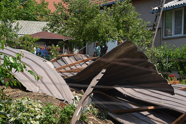 Трогодишњи Никола пуком срећом био у кревету код родитеља, црепови завршили у његовом КРЕВЕЦУ: Исповест породице Симић где је избегнута трагедија (ФОТО)